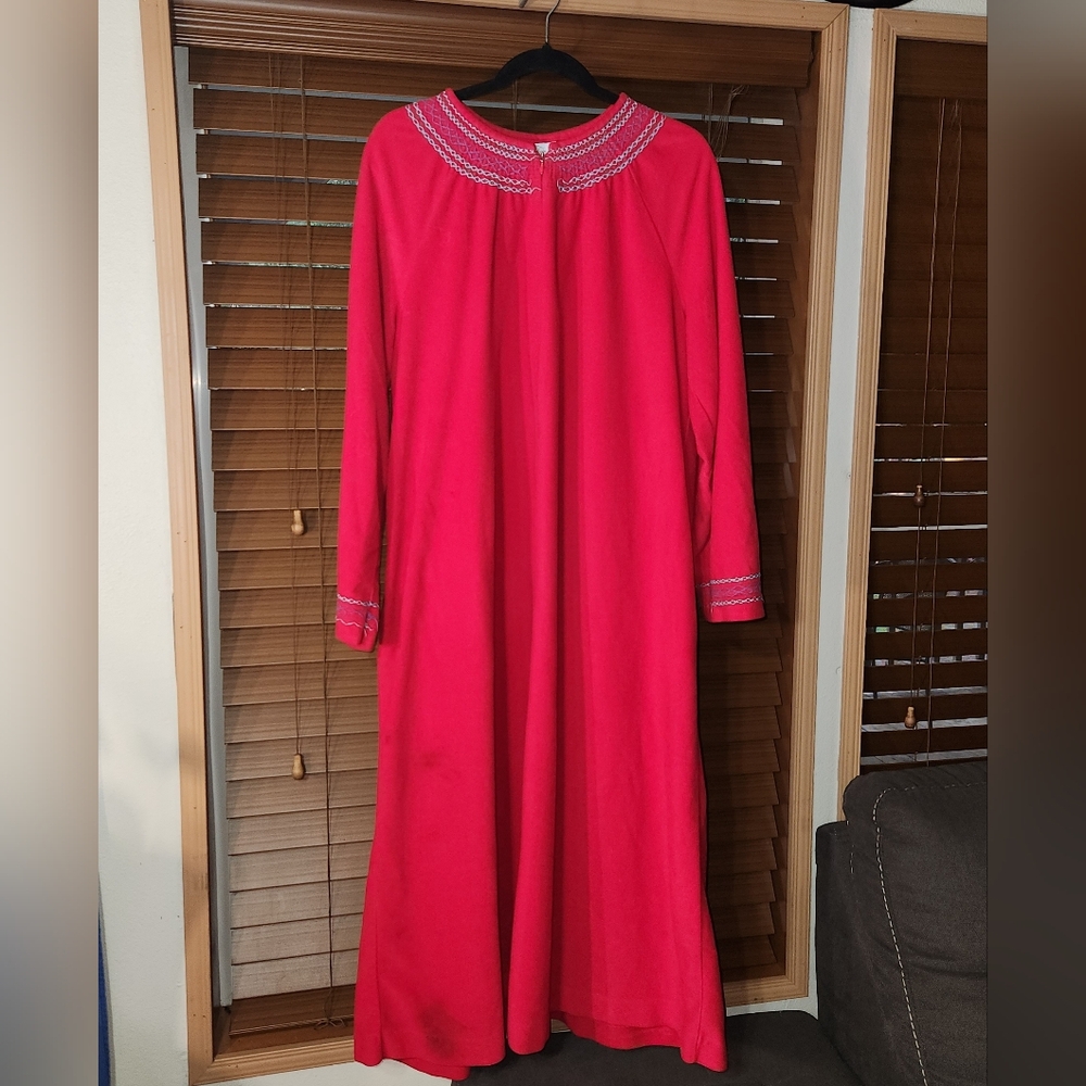 ⭐️Vintage Vanity Fair Red Velour Maxi House Robe XL Zip Front Embroidered